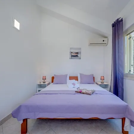 펜션 Seaside Getaway With Patio - Three Bedroom *