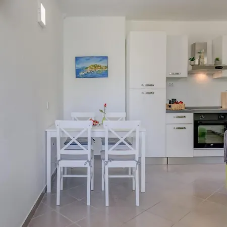 Seaside Getaway With Patio - Three Bedroom 펜션 *