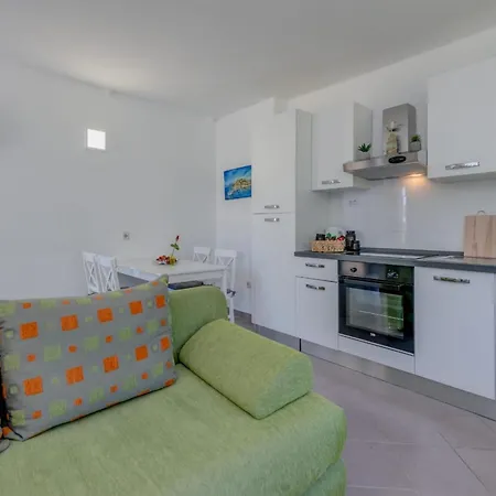 Seaside Getaway With Patio - Three Bedroom * 슬라티네