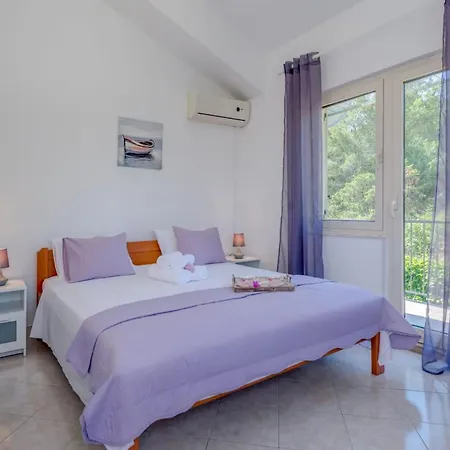 Seaside Getaway With Patio - Three Bedroom 슬라티네
