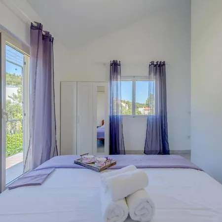 Seaside Getaway With Patio - Three Bedroom 펜션 *
