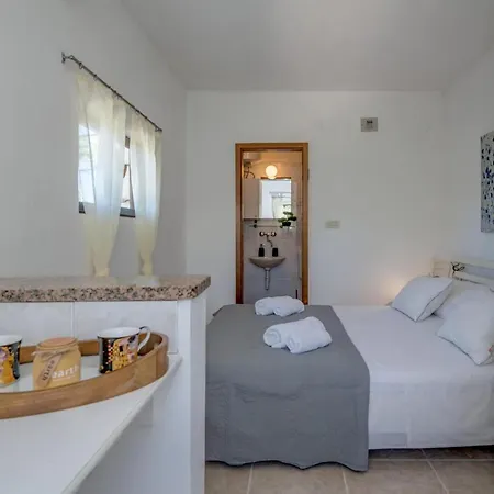 펜션 Seaside Getaway With Patio - Three Bedroom 슬라티네