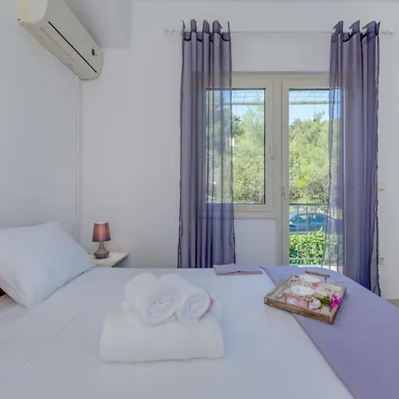 Seaside Getaway With Patio - Three Bedroom 펜션 슬라티네