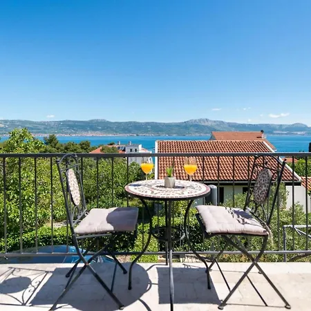 펜션 Seaside Getaway With Patio - Three Bedroom 슬라티네