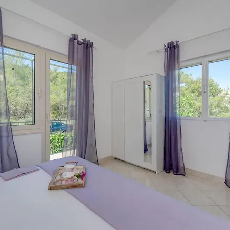 Seaside Getaway With Patio - Three Bedroom 슬라티네