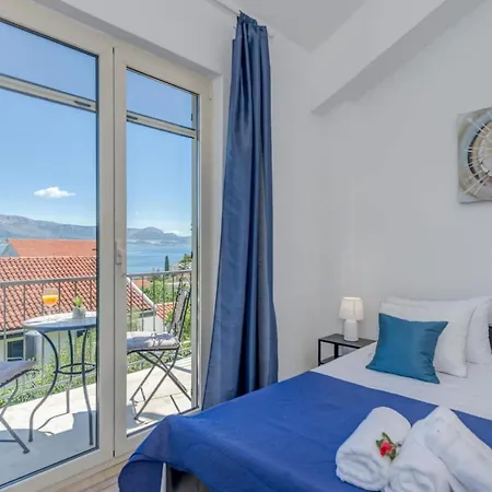펜션 Seaside Getaway With Patio - Three Bedroom 슬라티네