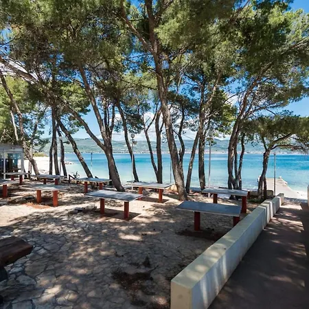 Seaside Getaway With Patio - Three Bedroom * 슬라티네