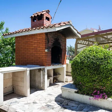Seaside Getaway With Patio - Three Bedroom 펜션