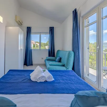 Seaside Getaway With Patio - Three Bedroom Casa de Férias *
