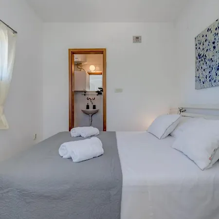 Seaside Getaway With Patio - Three Bedroom * Slatine