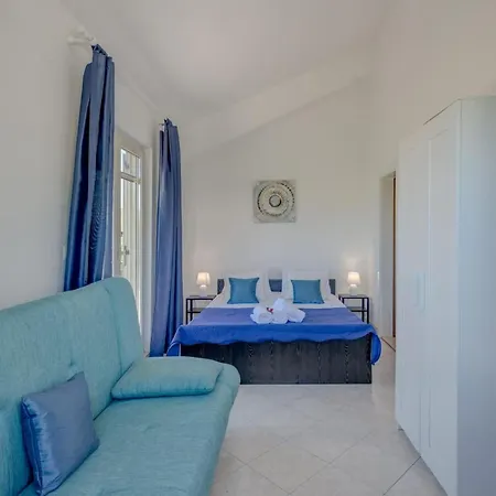 Seaside Getaway With Patio - Three Bedroom