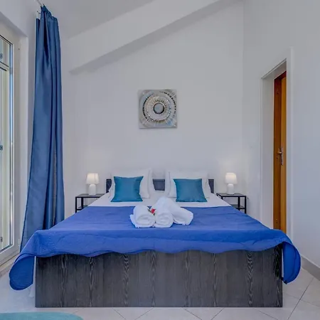 Seaside Getaway With Patio - Three Bedroom