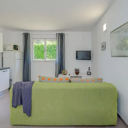 Seaside Getaway With Patio - Three Bedroom * Slatine