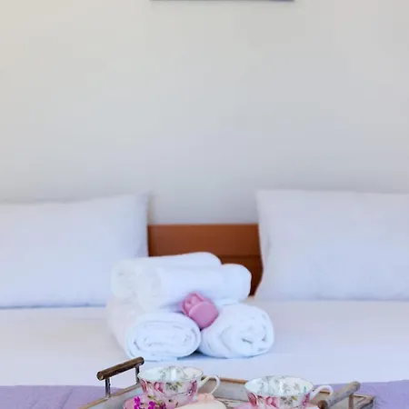 Seaside Getaway With Patio - Three Bedroom Casa de Férias *